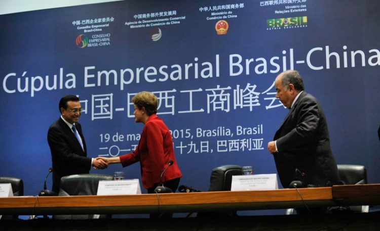 Presidente Dilma Rousseff e o primeiro-ministro da China, Li Keqiang, durante a Cúpula Empresarial Brasil-China, no Itamaraty