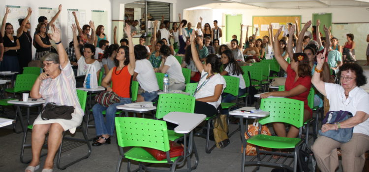 Professores do Colégio da Aplicação da UFRJ em assembleia: falta de pagamento de empresas terceirizadas paralisou serviços de limpeza