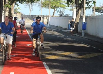 Luciano Diniz (à esq.), durante passeio ciclístico na ciclovia de Imbetiba, em Macaé-RJ: "A cidade é plana e tem condições de incentivar o uso da bicicleta"