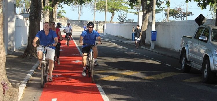 Luciano Diniz (à esq.), durante passeio ciclístico na ciclovia de Imbetiba, em Macaé-RJ: "A cidade é plana e tem condições de incentivar o uso da bicicleta"