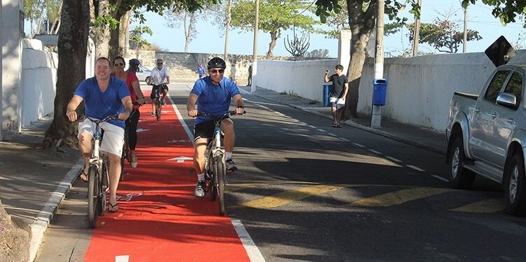 Luciano Diniz (à esq.), durante passeio ciclístico na ciclovia de Imbetiba, em Macaé-RJ: "A cidade é plana e tem condições de incentivar o uso da bicicleta"
