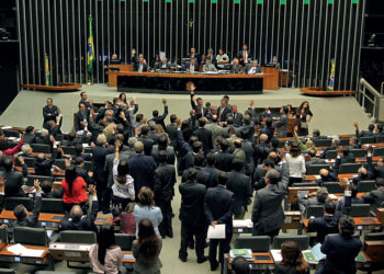 Mesmo com a súmula vinculante do STF, parlamentares ainda nomeiam parentes nos gabinetes