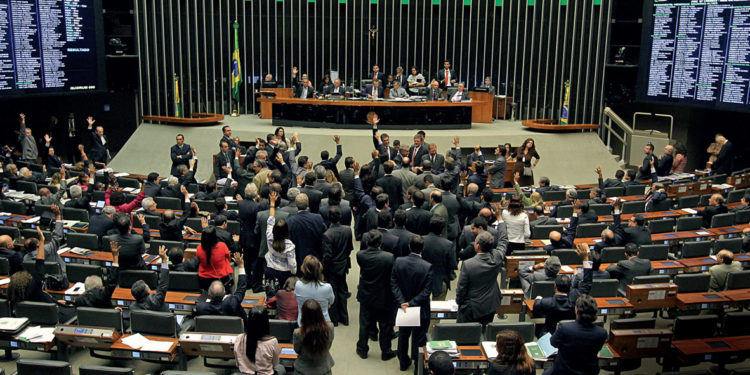 Mesmo com a súmula vinculante do STF, parlamentares ainda nomeiam parentes nos gabinetes