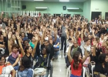 Assembléia Geral de professores da Prefeitura de Campos-RJ: greve de uma semana contra o governo Rosinha Garotinho