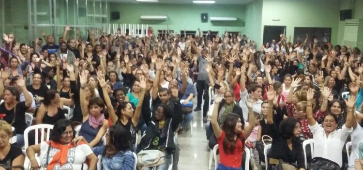 Assembléia Geral de professores da Prefeitura de Campos-RJ: greve de uma semana contra o governo Rosinha Garotinho