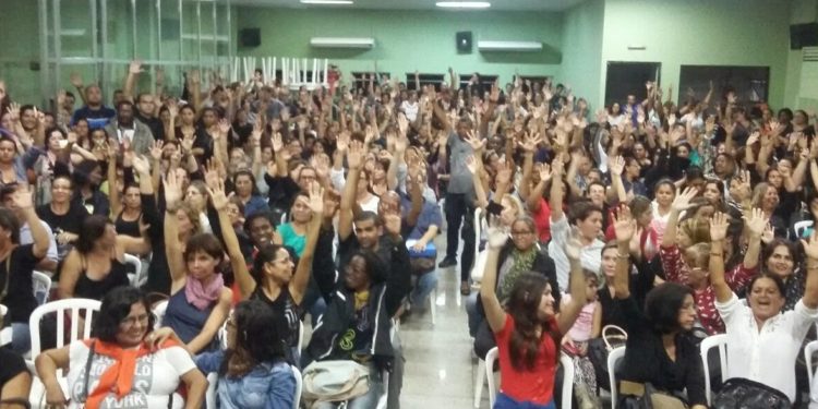 Assembléia Geral de professores da Prefeitura de Campos-RJ: greve de uma semana contra o governo Rosinha Garotinho