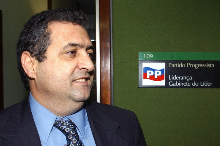 O deputado José Janene morreu em 2010, e segundo a família foi sepultado de acordo com os costumes mulçumanos