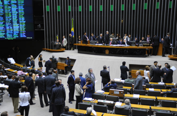 A PEC aprovada pelos deputados dilata o prazo para pedir seguro-desemprego