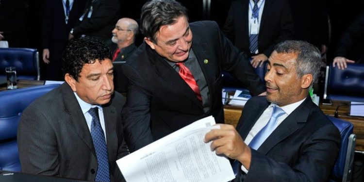 Lista de assinaturas com pedido de abertura de CPI para investigar a CBF