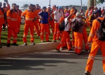 Trabalhadores terceirizados da Petrobras em Macaé-RJ: crise do petróleo afeta mercado de trabalho