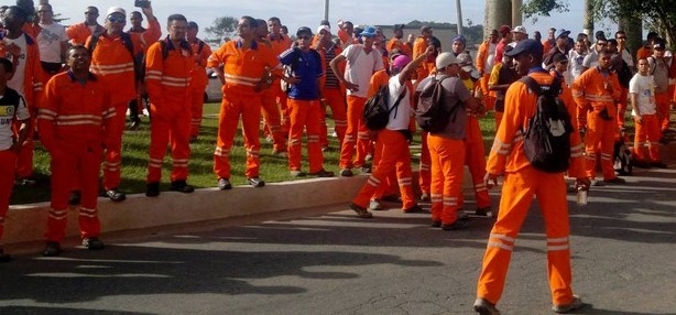 Trabalhadores terceirizados da Petrobras em Macaé-RJ: crise do petróleo afeta mercado de trabalho