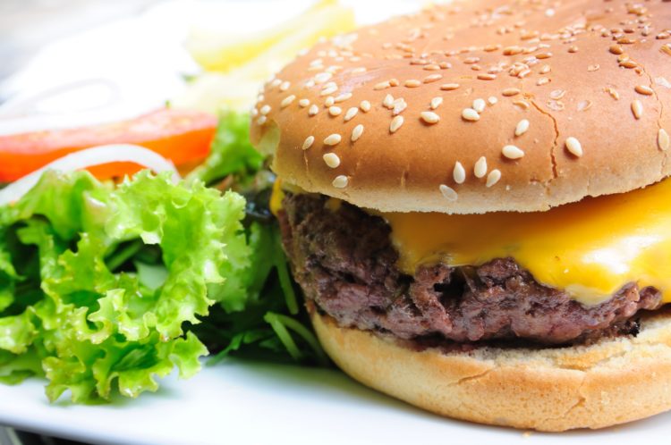 A alimentação inadequada está entre os fatores de risco para a pressão alta