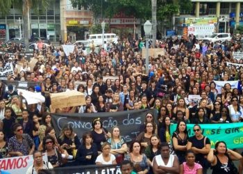 Professores durante manifestação na Praça São Salvador, em Campos dos Goytacazes
