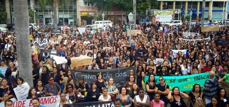 Professores durante manifestação na Praça São Salvador, em Campos dos Goytacazes