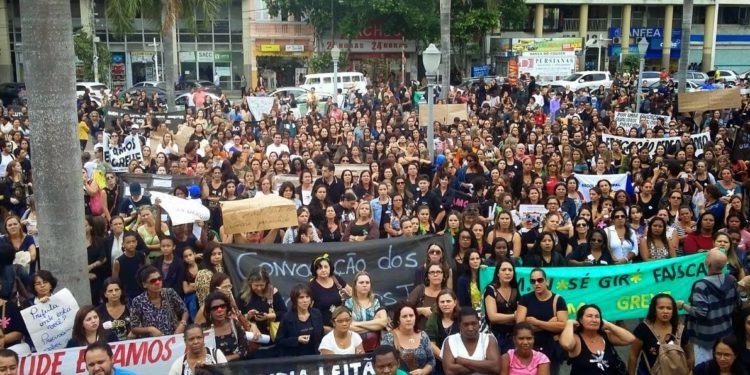 Professores durante manifestação na Praça São Salvador, em Campos dos Goytacazes