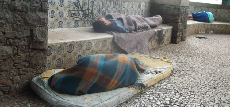 Mendigos dormindo nas ruas de São Paulo: mais de 13 mil pessoas vivem nas ruas da capital paulista