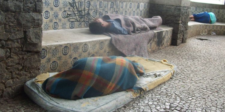 Mendigos dormindo nas ruas de São Paulo: mais de 13 mil pessoas vivem nas ruas da capital paulista