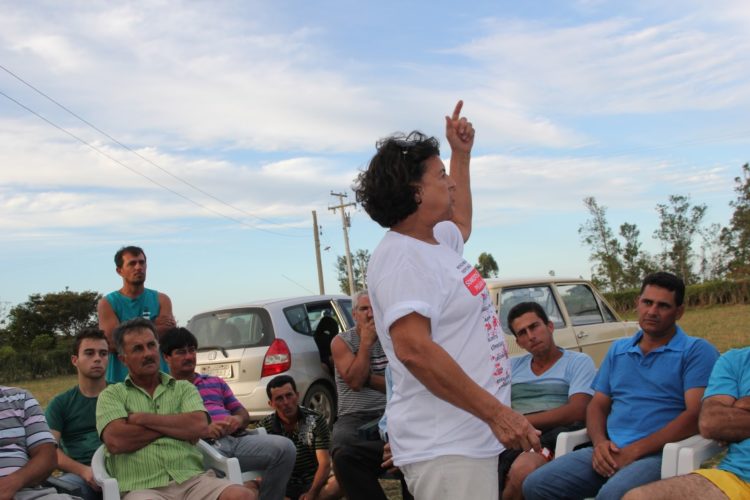 Enquanto a mídia do Norte Fluminense enaltece o Complexo Industrial Portuário do Açu, na mídia nacional o noticiário é escasso e pequenos produtores, como na foto, protestam contra desapropriações arbitrárias e danos ambientais
