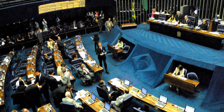 Projeto de resolução que autoriza antecipar receitas de royalties está no Senado