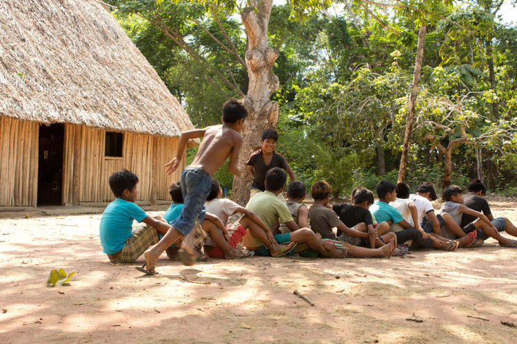 Crianças brincando no território indígena do Paraná