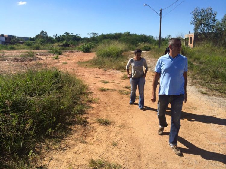 Guto Garcia: Nesta imagem postada no Facebook ele visita um terreno onde não há um tijolo assentado para dizer que irá construir uma escola em plena vigência de uma crise financeira. Enquanto isso, algumas unidades já construídas necessitam de urgente intervenção do poder público