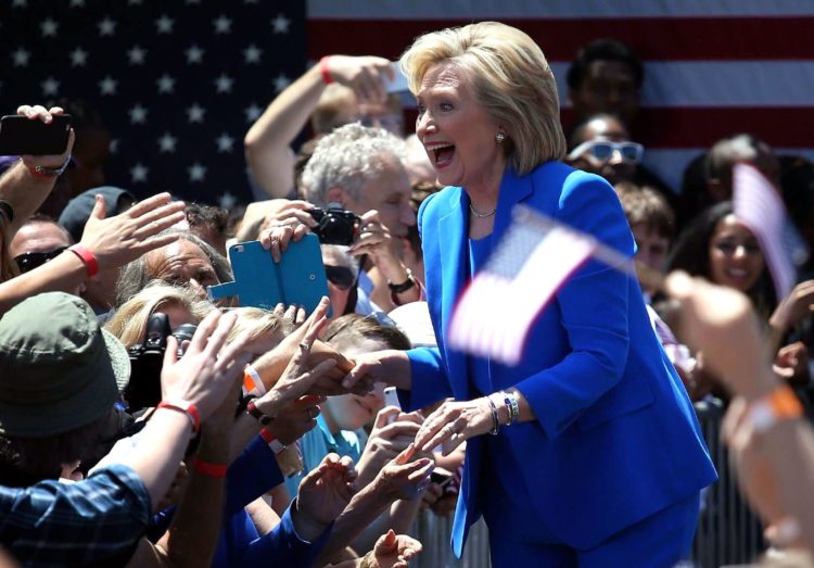 Pré-candidato à Casa Branca, Hillary Clinton, cumprimenta eleitores durante seu primeiro grande comício em Nova Iorque