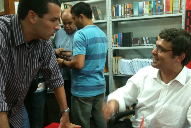 O vereador de Macaé, Igor Sardinha, que tenta se distanciar do PT, conversando com o senador Lindbergh Farias nos tempos em que buscava ficar próximo