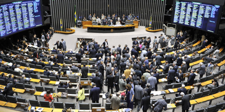 Deputados aprovam mandatos eletivos de cinco anos