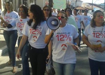 Servidores de Macaé-RJ durante protesto contra o reajuste de 6%