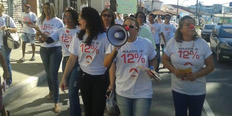Servidores de Macaé-RJ durante protesto contra o reajuste de 6%