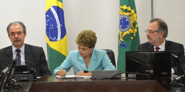 Presidente Dilma Rousseff durante assinatura da Medida Provisória flexibilizando a jornada de trabalho e salários