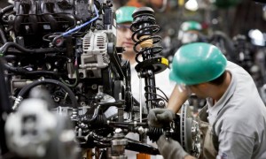 A Medida Provisória que flexibiliza a jornada de trabalho e reduz salários em 30% tem como objetivo conter a onda de demissões e férias coletivas na indústria automobilística no ABC paulista