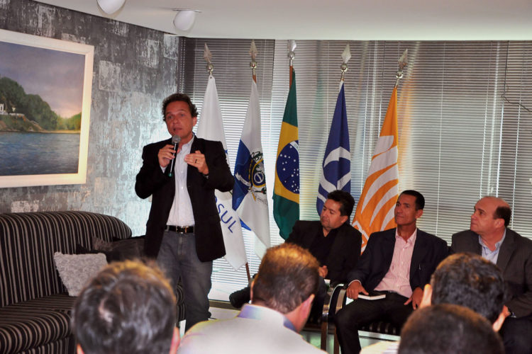 Presidente da Ompetro, Dr. Aluízio, durante reunião com integrantes da entidade