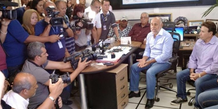Prefeitos de Rio das Ostras e o prefeito de Cabo Frio, Alair Corrêa, em reunião da Ompetro