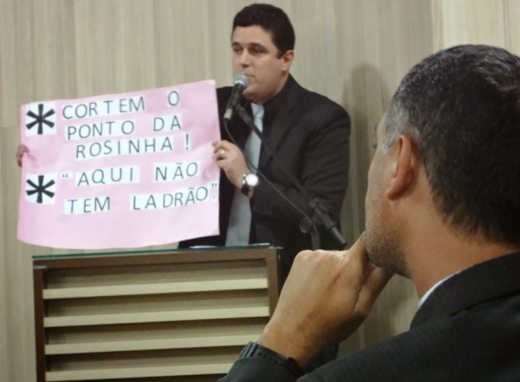 Vereador Marcão (PT), um dos críticos a antecipação de royalties, durante discurso na Câmara de Vereadores de Campos: oposição ainda não tem alternativas contra a dependência de royalties do petróleo