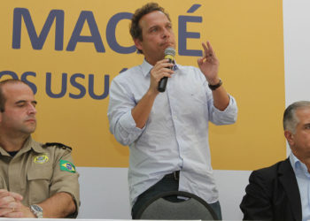 Prefeito Dr. Aluízio, discursa durante a inauguração do Trevo de Macaé, no Km 169,5 da BR-101. Macaé/RJ. Data: 24/10/2013. Foto: Guga Malheiros/Prefeitura de Macaé.