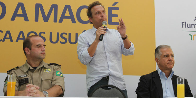Prefeito Dr. Aluízio, discursa durante a inauguração do Trevo de Macaé, no Km 169,5 da BR-101. Macaé/RJ. Data: 24/10/2013. Foto: Guga Malheiros/Prefeitura de Macaé.