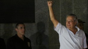 O ex-ministro da casa Civil durante a prisão após a condenação no processo do mensalão: Na época uma figura demonstrando altivez, com o braço erguido e punho cerrado. Agora um homem aparentemente resignado