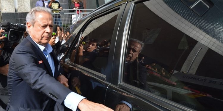 O ex-ministro da Casa Civil José Dirceu após assinar na Vara de Execuções Penais do Distrito Federal o termo que autoriza a cumprir prisão no regime aberto (Fabio Rodrigues Pozzebom/Agência Brasil)