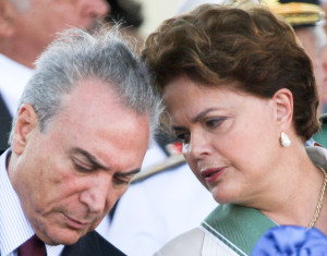 DF - DILMA/EXÉRCITO - GERAL - O vice-Presidente da Michel Temer (e) e a presidente Dilma Rousseff participam da solenidade de comemoração do Dia do Exército Brasileiro no   Quartel General do Exército, no Setor Militar Urbano, em Brasília, nesta terça-feira.    19/04/2011 - Foto: ED FERREIRA/AGÊNCIA ESTADO/AE