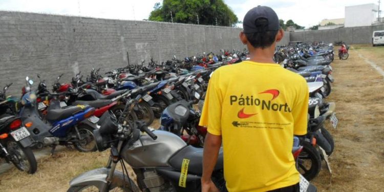 Reboque da empresa Pátio Norte, em Campos dos Goytacazes-RJ