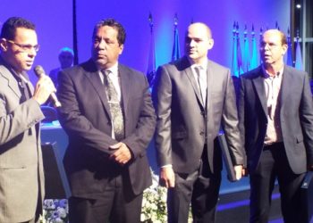 Roberto Barbosa recebendo título de Cidadão Macaense