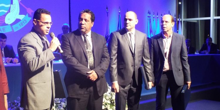 Roberto Barbosa recebendo título de Cidadão Macaense