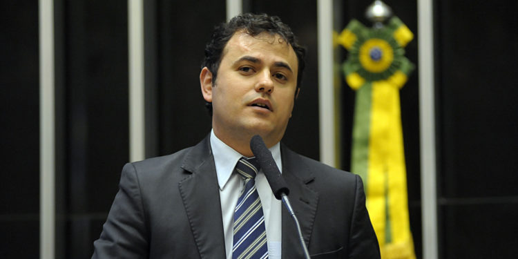 Deputado troca PSB pelo PSOL