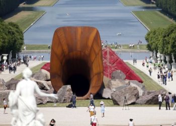 Obra de arte na França lembra uma vagina