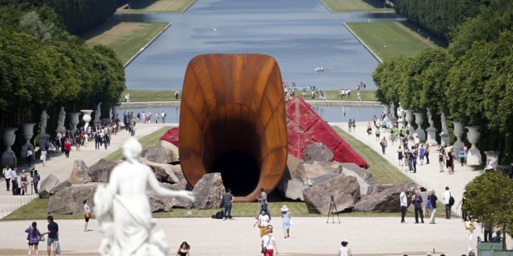 Obra de arte na França lembra uma vagina
