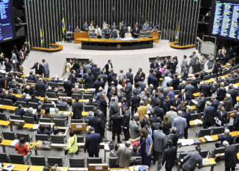 Deputados aprovam carga tributária para Netiflix e até tatuagens