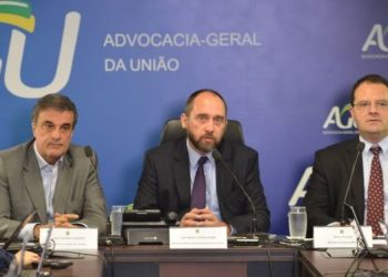 Brasília - O Ministro da Justiça, José Eduardo Cardozo; o Advogado Geral da União, Luiz Inácio Adams e o Ministro do Planejamento, Nelson Barbosa falam sobre o julgamento das contas de Dilma (Antonio Cruz/Agência Brasil)