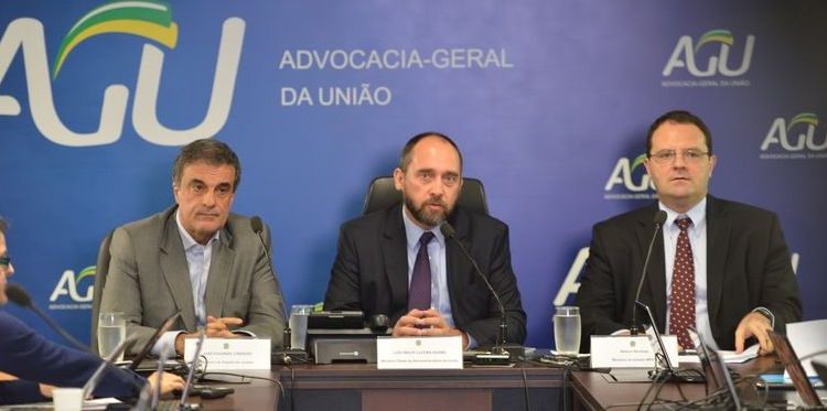 Brasília - O Ministro da Justiça, José Eduardo Cardozo; o Advogado Geral da União, Luiz Inácio Adams e o Ministro do Planejamento, Nelson Barbosa falam sobre o julgamento das contas de Dilma (Antonio Cruz/Agência Brasil)