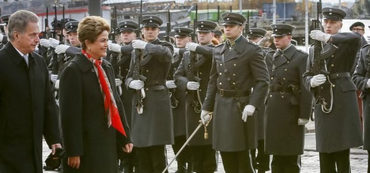 Helsinque - Presidenta Dilma Rousseff, durante cerimônia oficial de chegada. ( Roberto Stuckert Filho/PR)
